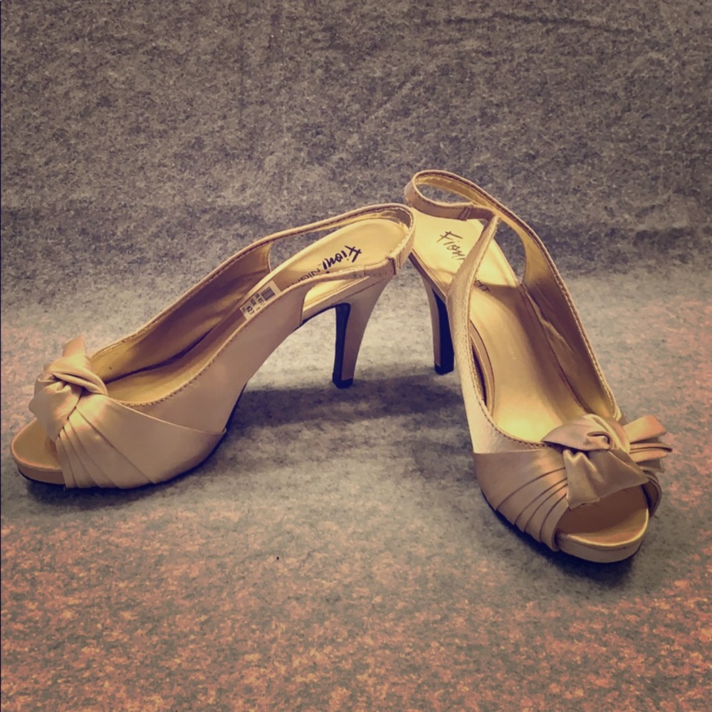 3 for $25🔥 NWOT Cream sling back heels SIZE 8